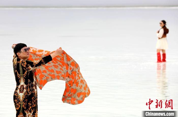 圖為游客在茶卡鹽湖拍照?！⊙Φ?攝