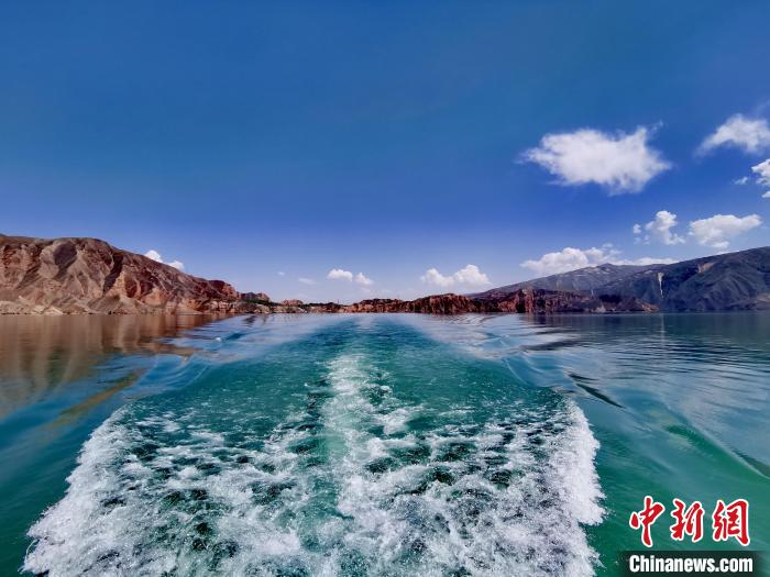 圖為坎布拉境內(nèi)的黃河庫區(qū)。(資料圖) 張?zhí)砀?攝