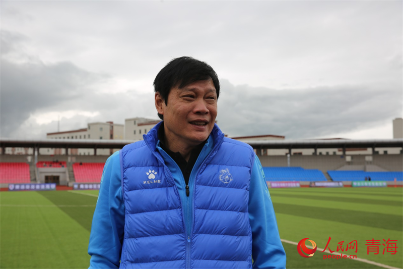 中場休息時與球員交流的范志毅。人民網(wǎng) 馬可欣攝