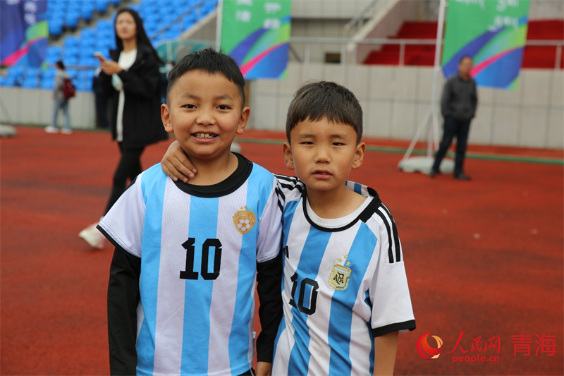 小小足球員。人民網(wǎng) 馬可欣攝