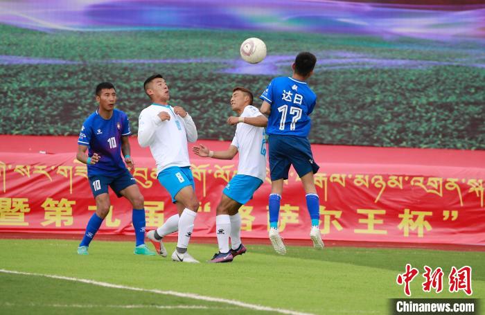 圖為班瑪隊(duì)(白)與達(dá)日隊(duì)在球場(chǎng)進(jìn)行比拼?！●R銘言 攝