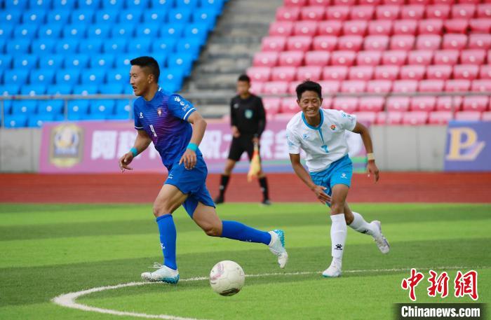 圖為班瑪隊(duì)(白)與達(dá)日隊(duì)隊(duì)員在球場(chǎng)感受快樂足球?！●R銘言 攝