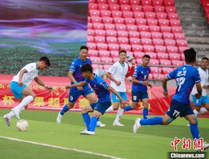 圖為班瑪隊(duì)(白)與達(dá)日隊(duì)在球場(chǎng)進(jìn)行比拼。　馬銘言 攝