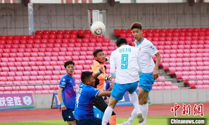 圖為班瑪隊(duì)(白)與達(dá)日隊(duì)在球場(chǎng)進(jìn)行比拼?！●R銘言 攝