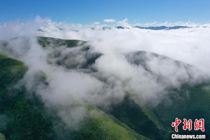 航拍賽來(lái)塘鎮(zhèn)山間云霧繚繞?！●R銘言 攝