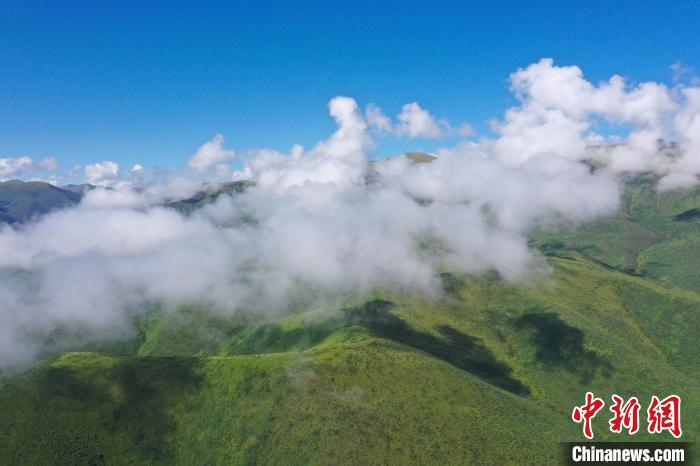 航拍賽來(lái)塘鎮(zhèn)山間云霧繚繞?！●R銘言 攝