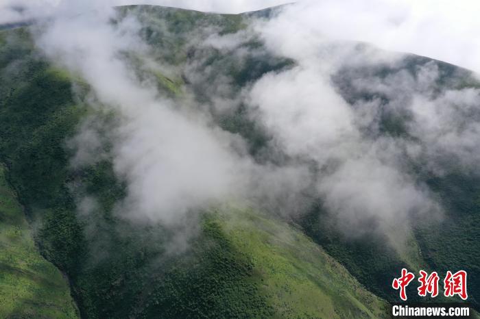 航拍賽來(lái)塘鎮(zhèn)山間云霧繚繞?！●R銘言 攝