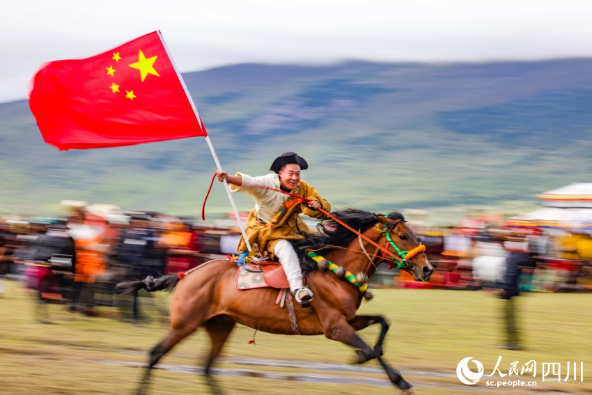 馬術(shù)表演現(xiàn)場(chǎng)。洛絨尼瑪攝