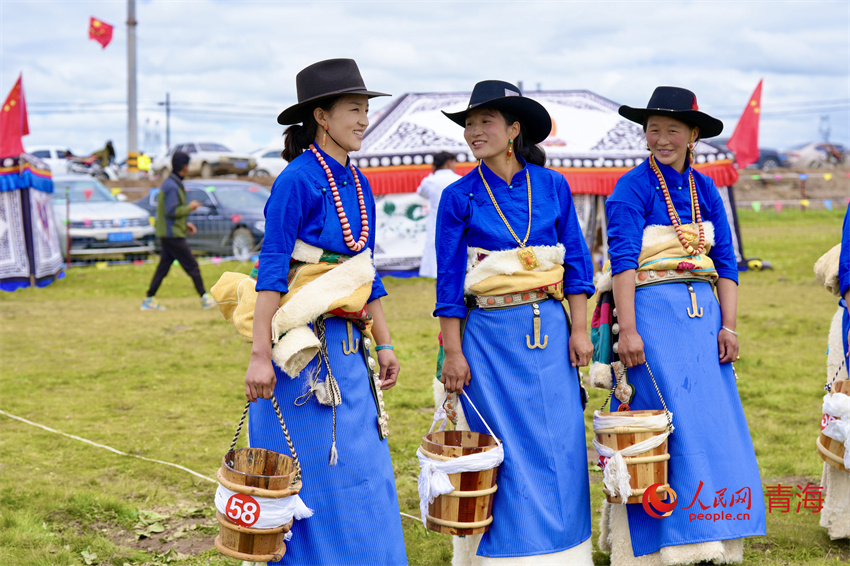 身著節(jié)日盛裝的澤庫(kù)牧女。人民網(wǎng) 陳明菊攝