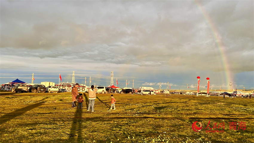 一家四口打卡彩虹。人民網(wǎng) 陳明菊攝