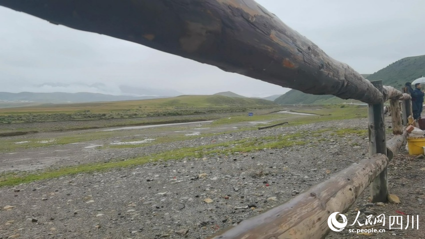 塔公鎮(zhèn)在公路沿線(xiàn)設(shè)置木柵欄用于物理防護(hù)。人民網(wǎng)記者 王洪江攝