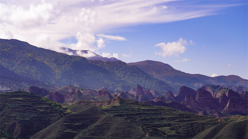 丹霞群峰。羊格東智攝