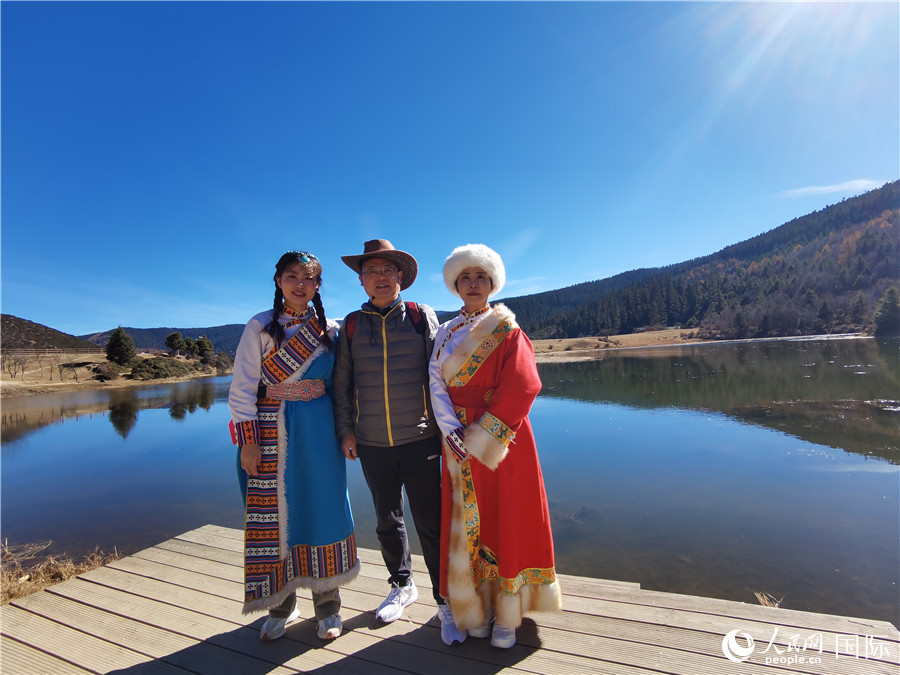 來自安徽合肥的一家三口在香格里拉國家公園景區(qū)內(nèi)拍照留念。人民網(wǎng)記者 杜明明攝