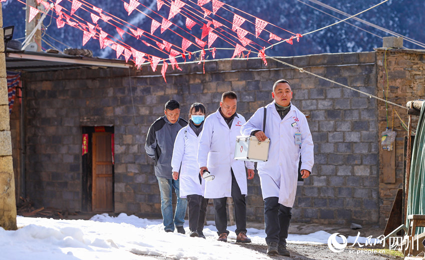 對(duì)口幫扶醫(yī)療小分隊(duì)行走在雪地里。劉學(xué)懿攝