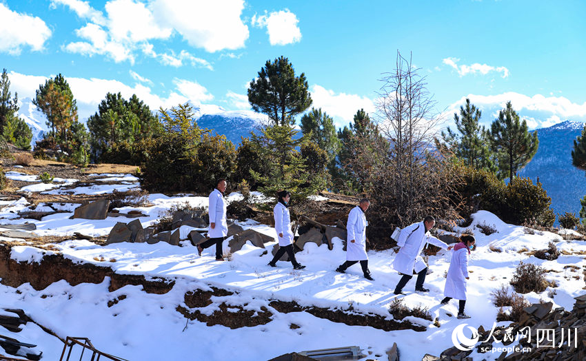 對(duì)口幫扶醫(yī)療小分隊(duì)行走在雪地里。劉學(xué)懿攝