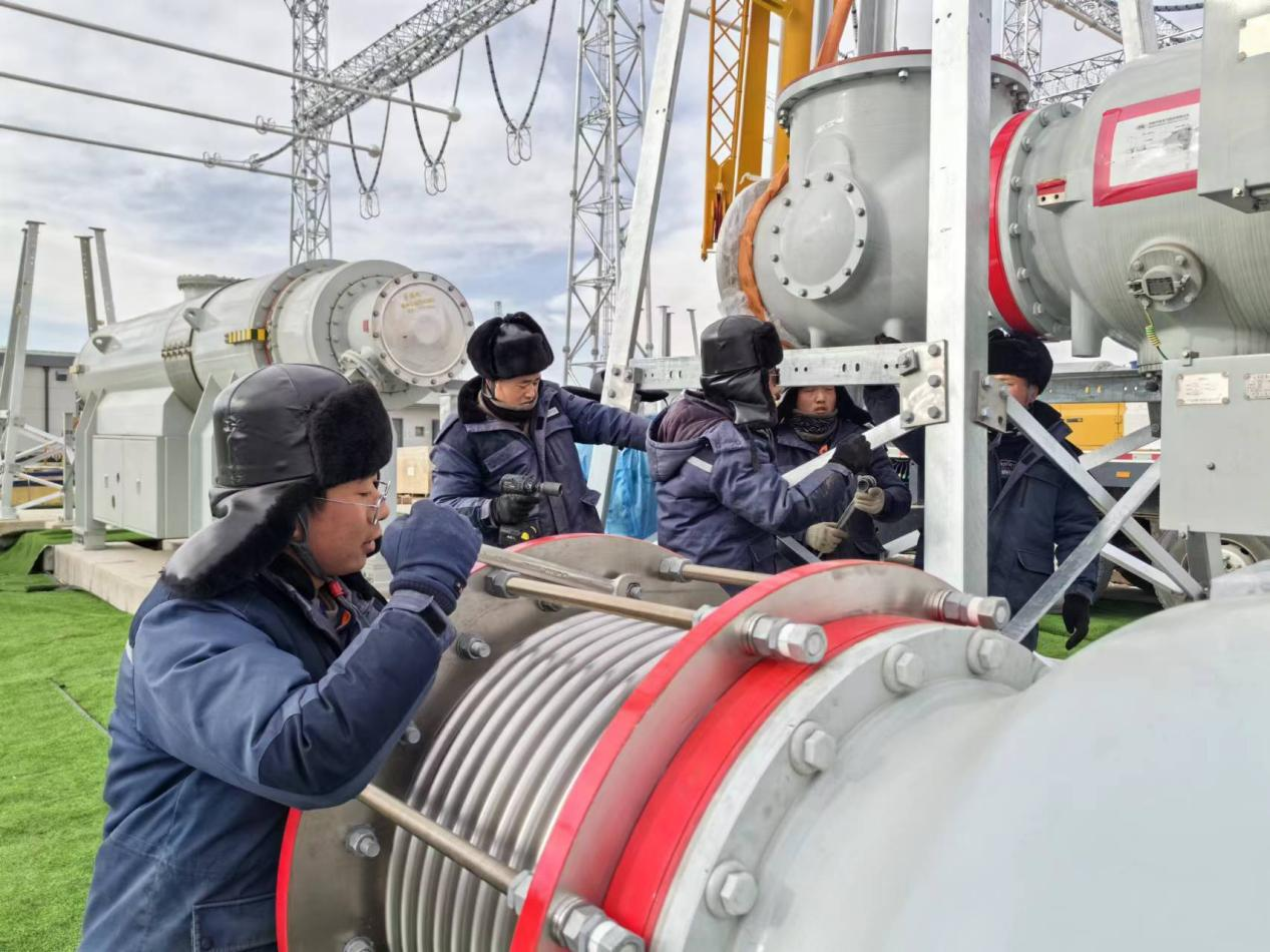 750千伏HGIS單元開蓋環(huán)節(jié)。王元明攝