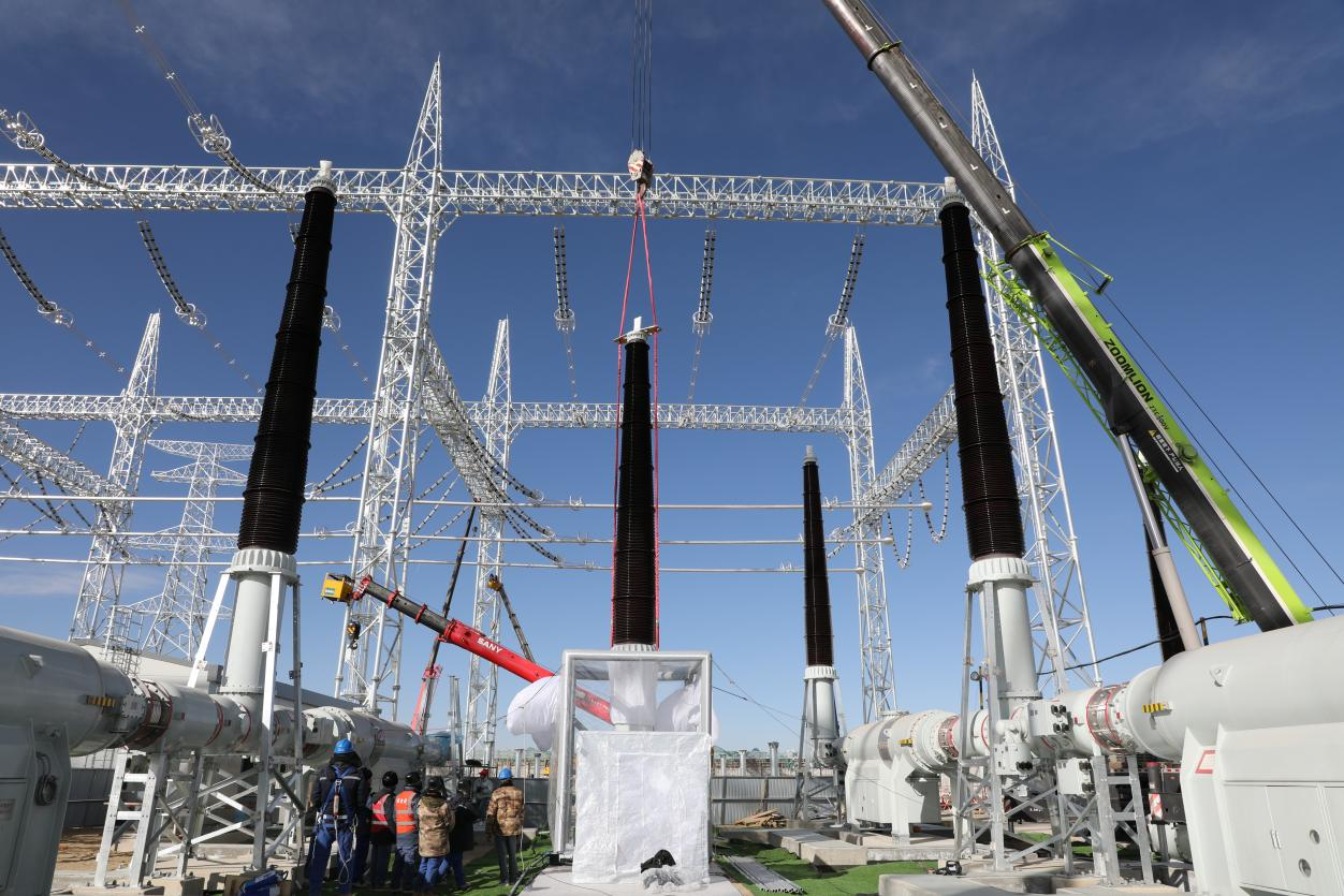 750千伏HGIS套管安裝工作。蒙珝攝