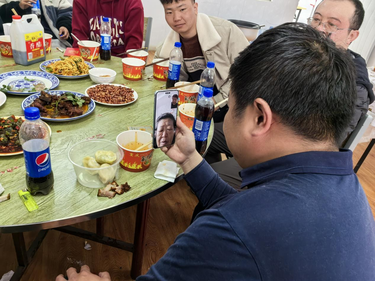 王玉琦與家人視頻。王元明攝