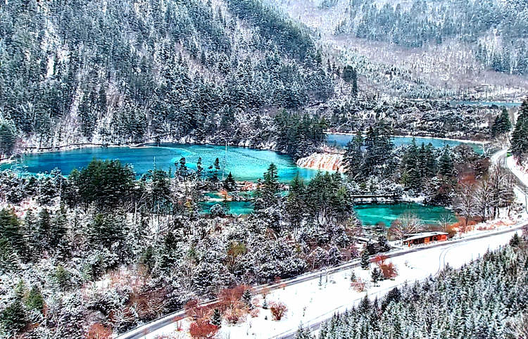 雪景中的海子。九管局供圖