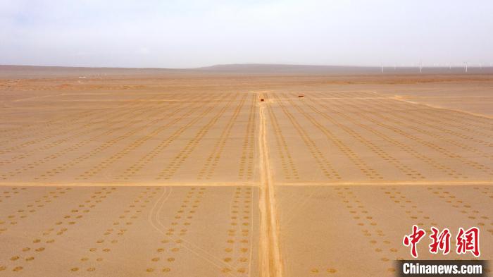 青海大柴旦風(fēng)光儲(chǔ)建設(shè)現(xiàn)場(chǎng)：“大地棋盤(pán)”蔚為壯觀