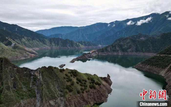 國道318川藏線川西高原景觀:天龍湖