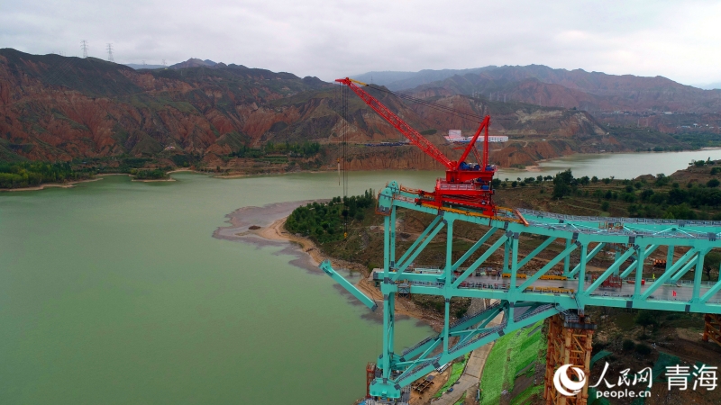 開(kāi)始第12節(jié)間鋼桁梁架設(shè)。人民網(wǎng) 況玉攝