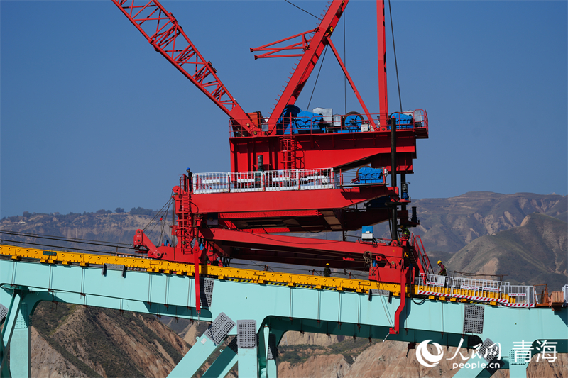 進(jìn)行拱上吊行走。人民網(wǎng) 況玉攝