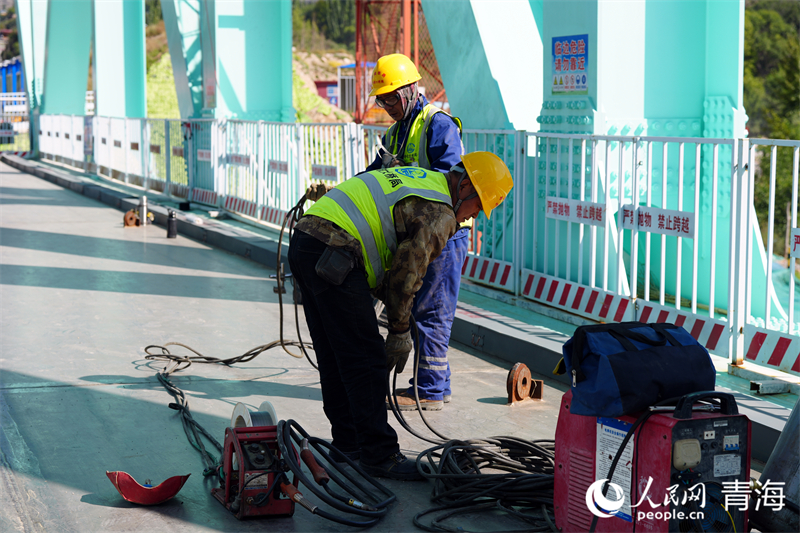 工人正在施工。人民網(wǎng) 況玉攝