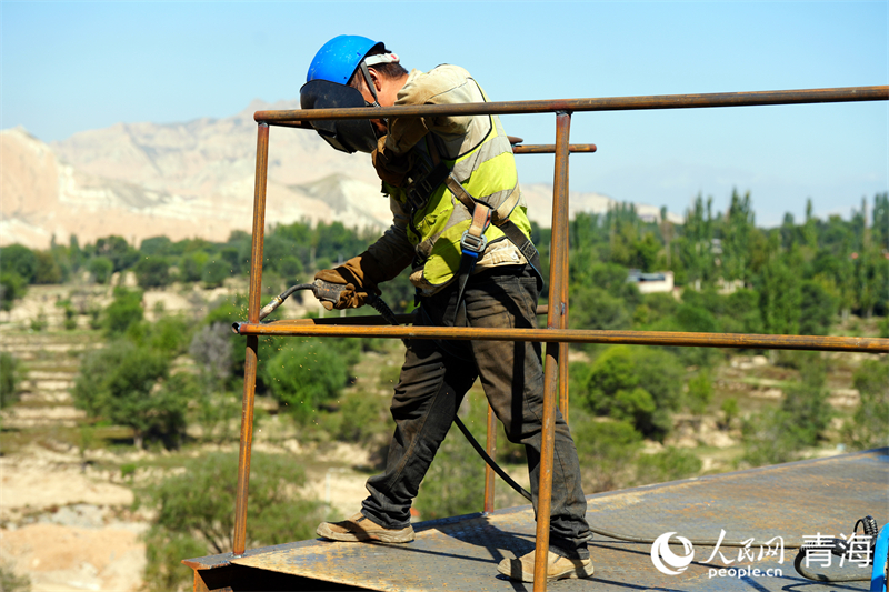 工人正在施工。人民網(wǎng) 況玉攝