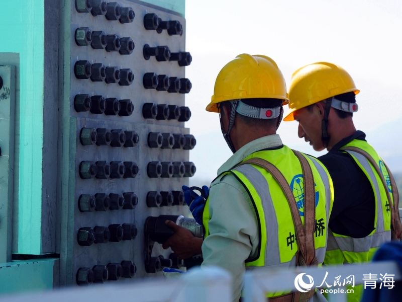 工人正在施工。人民網(wǎng) 況玉攝