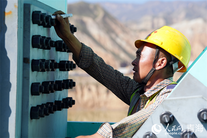 工人正在施工。人民網(wǎng) 況玉攝