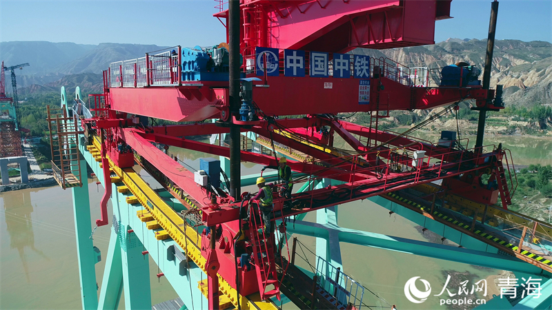 工人正在施工。人民網(wǎng) 況玉攝