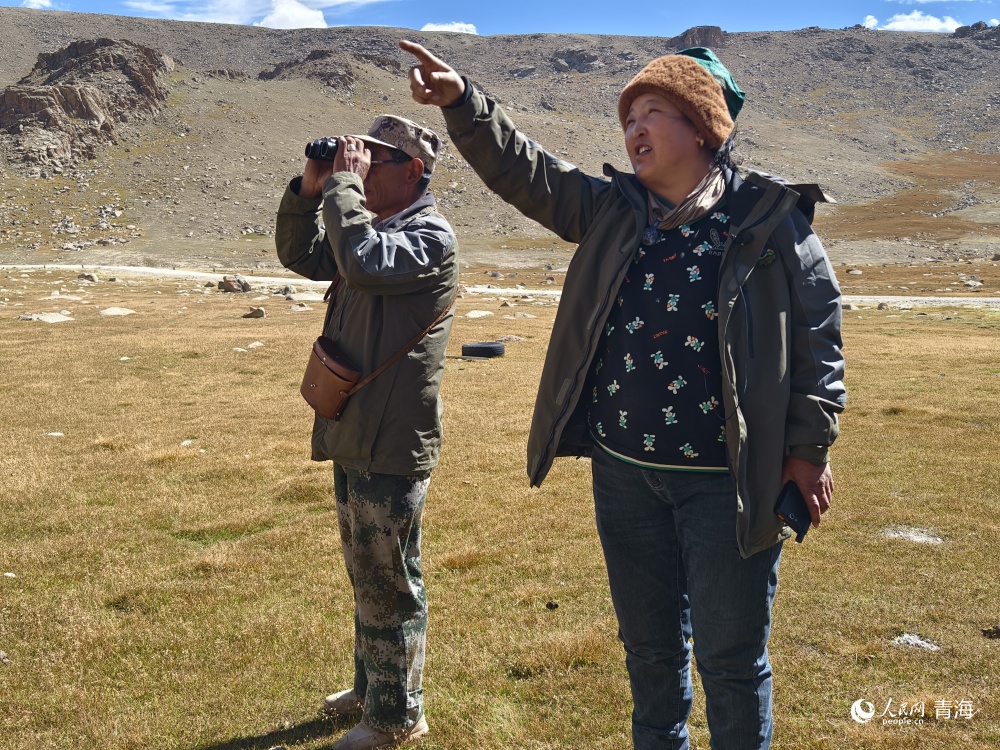 堅守在雪山牧場生態(tài)管護站的吉太本夫婦。人民網(wǎng) 陳明菊攝