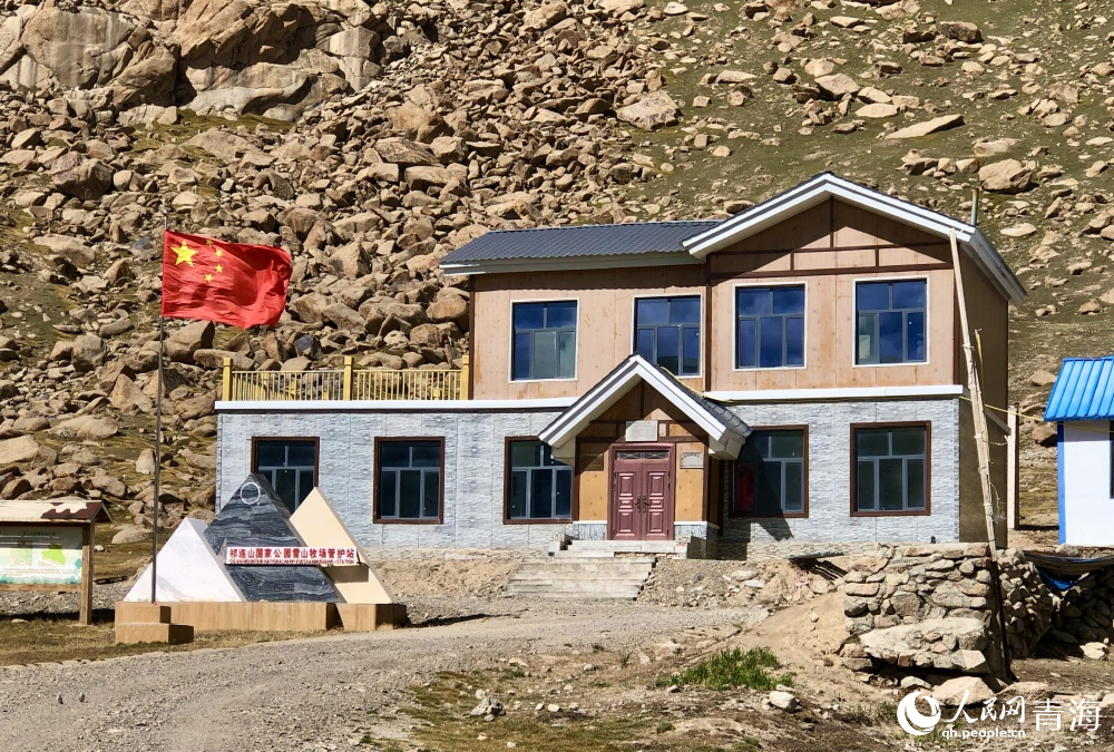 祁連山國家公園雪山牧場管護站的二層小樓。