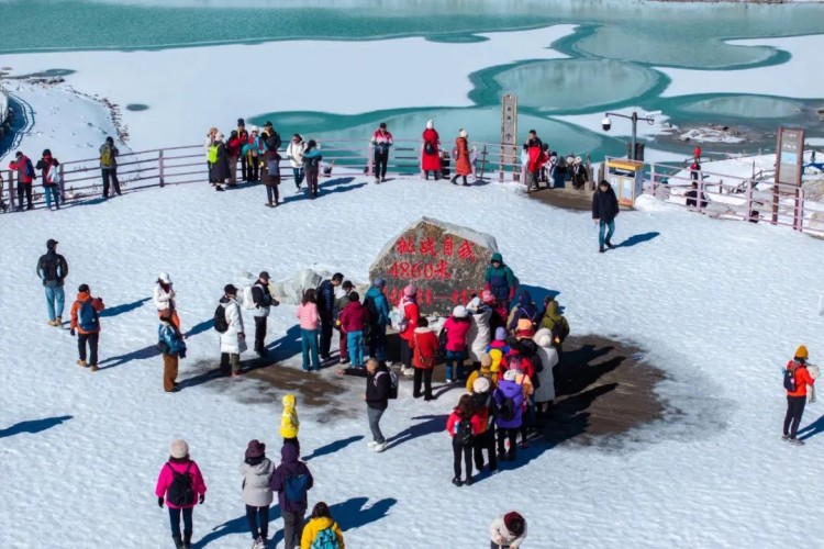 游客在達古冰川景區(qū)最高點打卡。黑水縣融媒體中心供圖