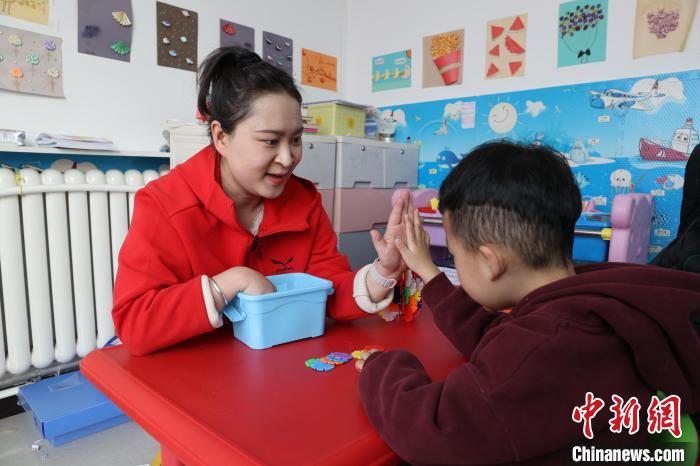 青海西寧：特教老師用愛點亮孤獨癥兒童內(nèi)心世界