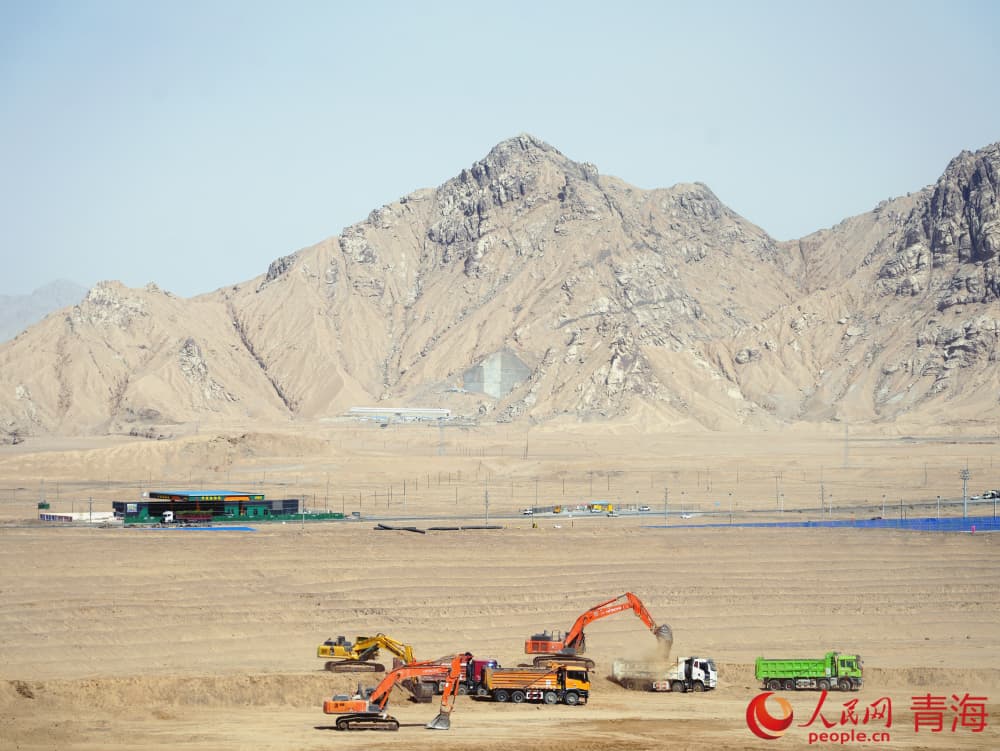 三峽格爾木南山口240萬千瓦抽水蓄能電站下庫施工。人民網(wǎng) 況玉攝