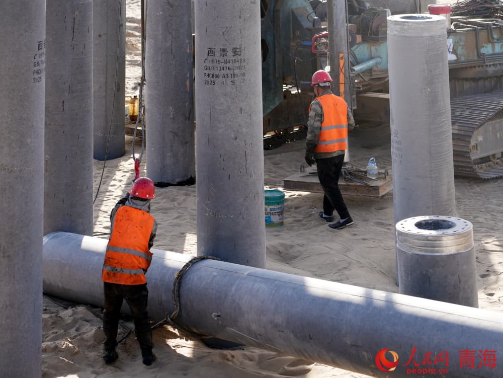 龍源5萬千瓦熔鹽儲能項目主廠房基礎打樁。人民網(wǎng) 況玉攝