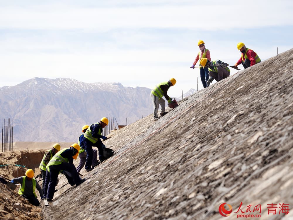 華電2×66萬千瓦煤電項目施工。人民網(wǎng) 況玉攝