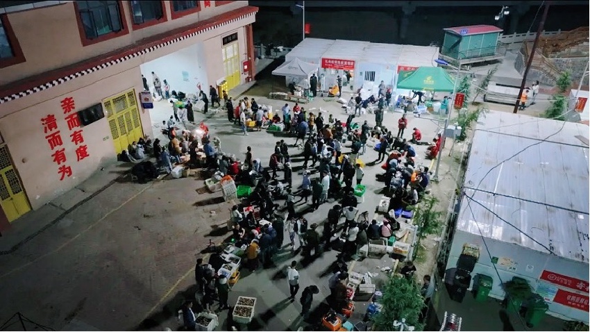 雅江松茸交易市場人聲鼎沸。雅江外宣供圖