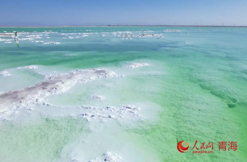 秋日的察爾汗鹽湖。人民網(wǎng)記者 甘海瓊攝