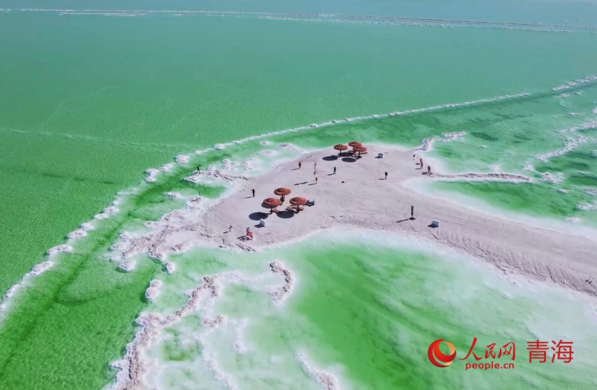 秋日的察爾汗鹽湖。人民網(wǎng)記者 甘海瓊攝