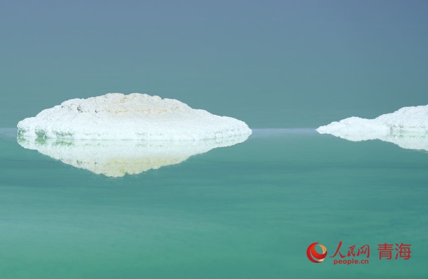 察爾汗鹽湖的鹽花。人民網(wǎng)記者 甘海瓊攝