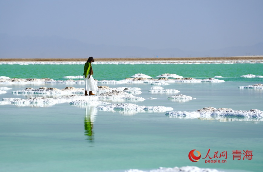 游客在察爾汗鹽湖。人民網(wǎng)記者 甘海瓊攝