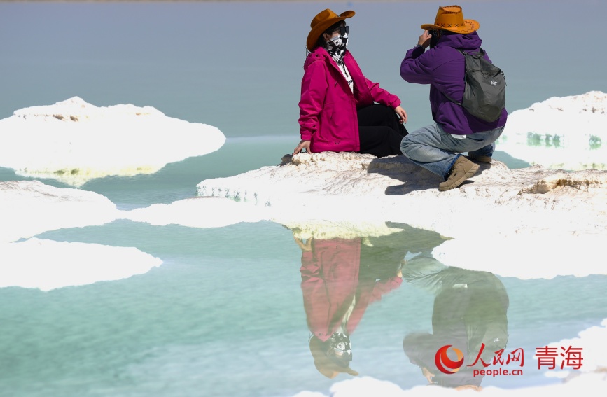 游客在察爾汗鹽湖。人民網(wǎng)記者 甘海瓊攝