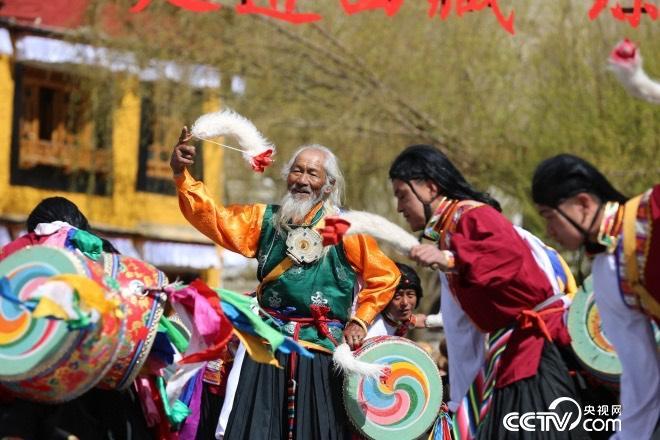 這里的人們，跳著從高原上長出來的久河卓舞，舞動人生，一代又一代。