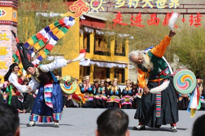 爺孫倆跳起舞來，鏗鏘有力。