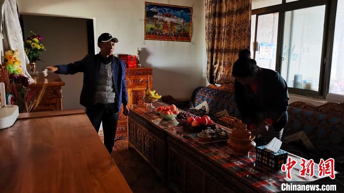 圖為群培和妻子在新家的客廳里。　張偉 攝