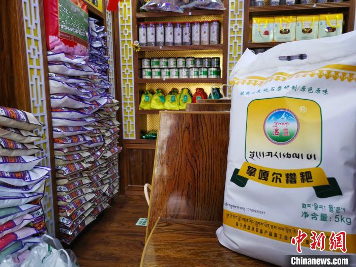 圖為洛桑旦增為自家青稞產(chǎn)品設(shè)計(jì)的商標(biāo)與特色包裝?！垈?攝