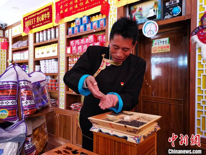 圖為洛桑旦增介紹青稞的功效。　張偉 攝